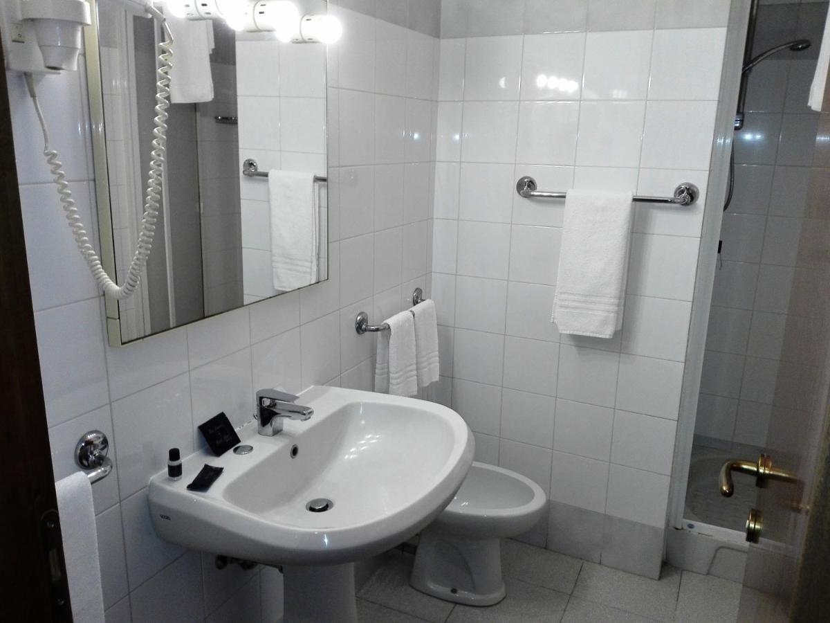 פסקיארה בורומאו Hotel Motel Est מראה חיצוני תמונה