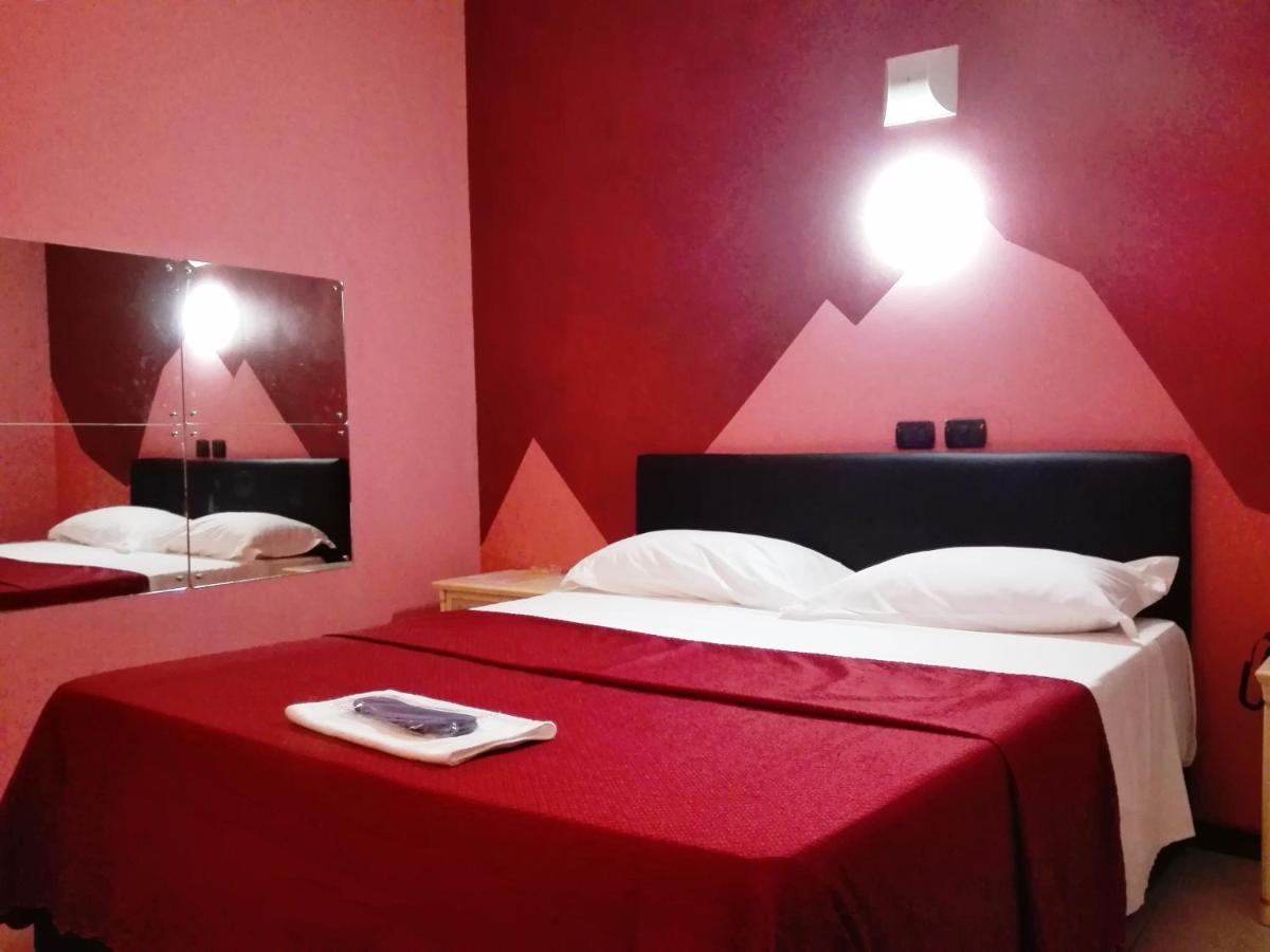 פסקיארה בורומאו Hotel Motel Est מראה חיצוני תמונה