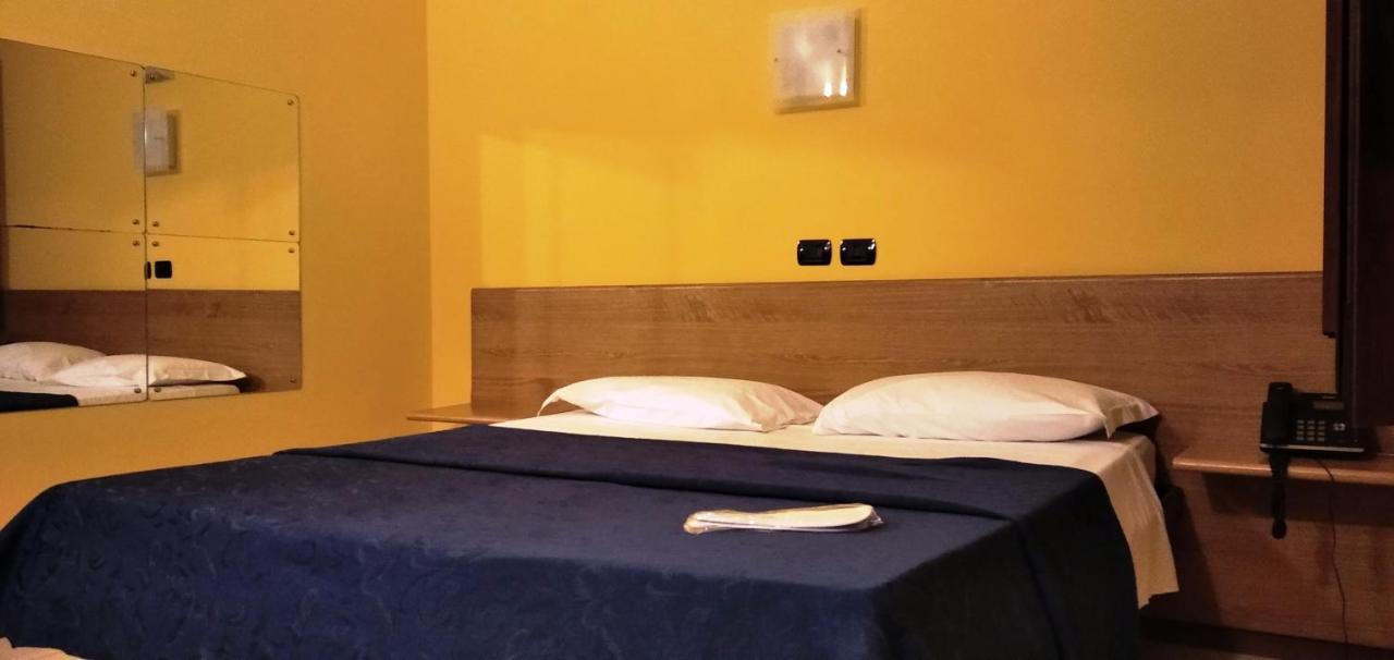 פסקיארה בורומאו Hotel Motel Est מראה חיצוני תמונה