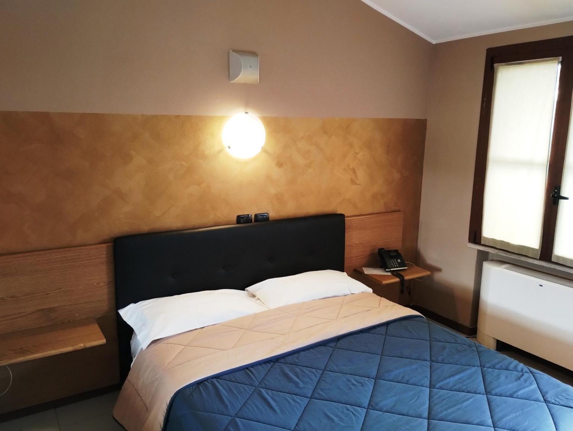 פסקיארה בורומאו Hotel Motel Est מראה חיצוני תמונה