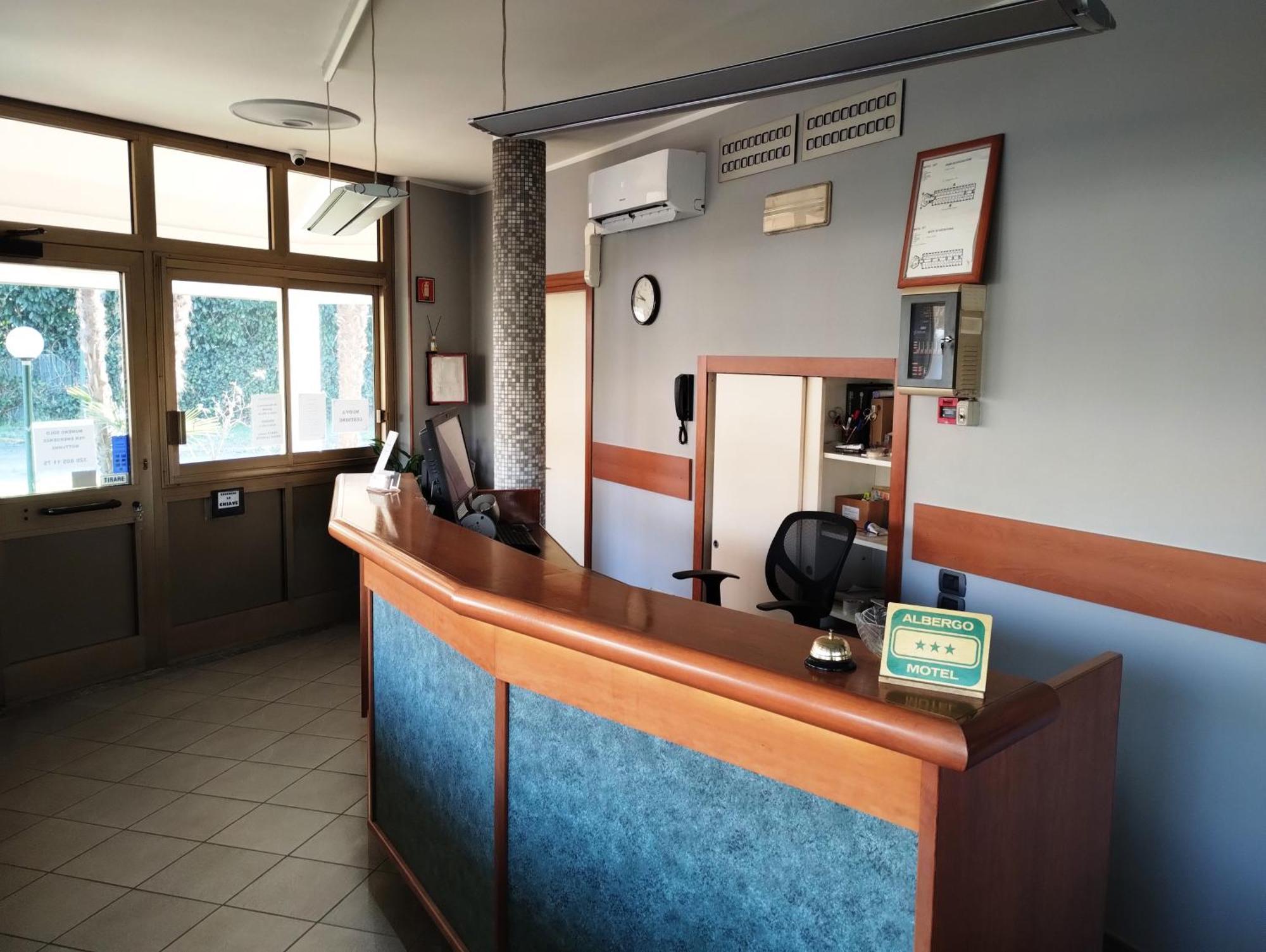 פסקיארה בורומאו Hotel Motel Est מראה חיצוני תמונה