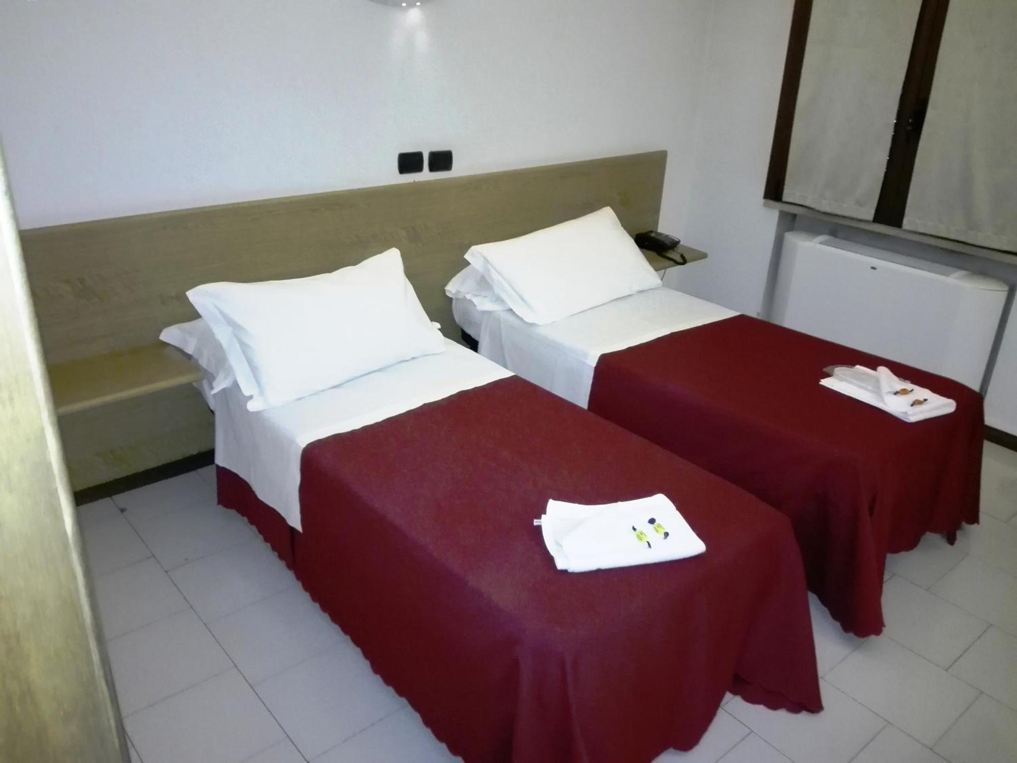 פסקיארה בורומאו Hotel Motel Est מראה חיצוני תמונה