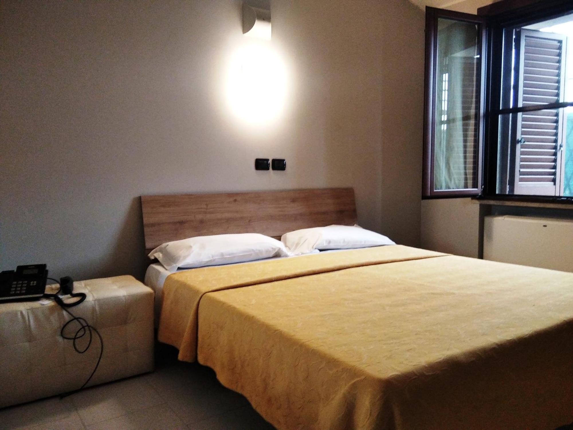 פסקיארה בורומאו Hotel Motel Est מראה חיצוני תמונה