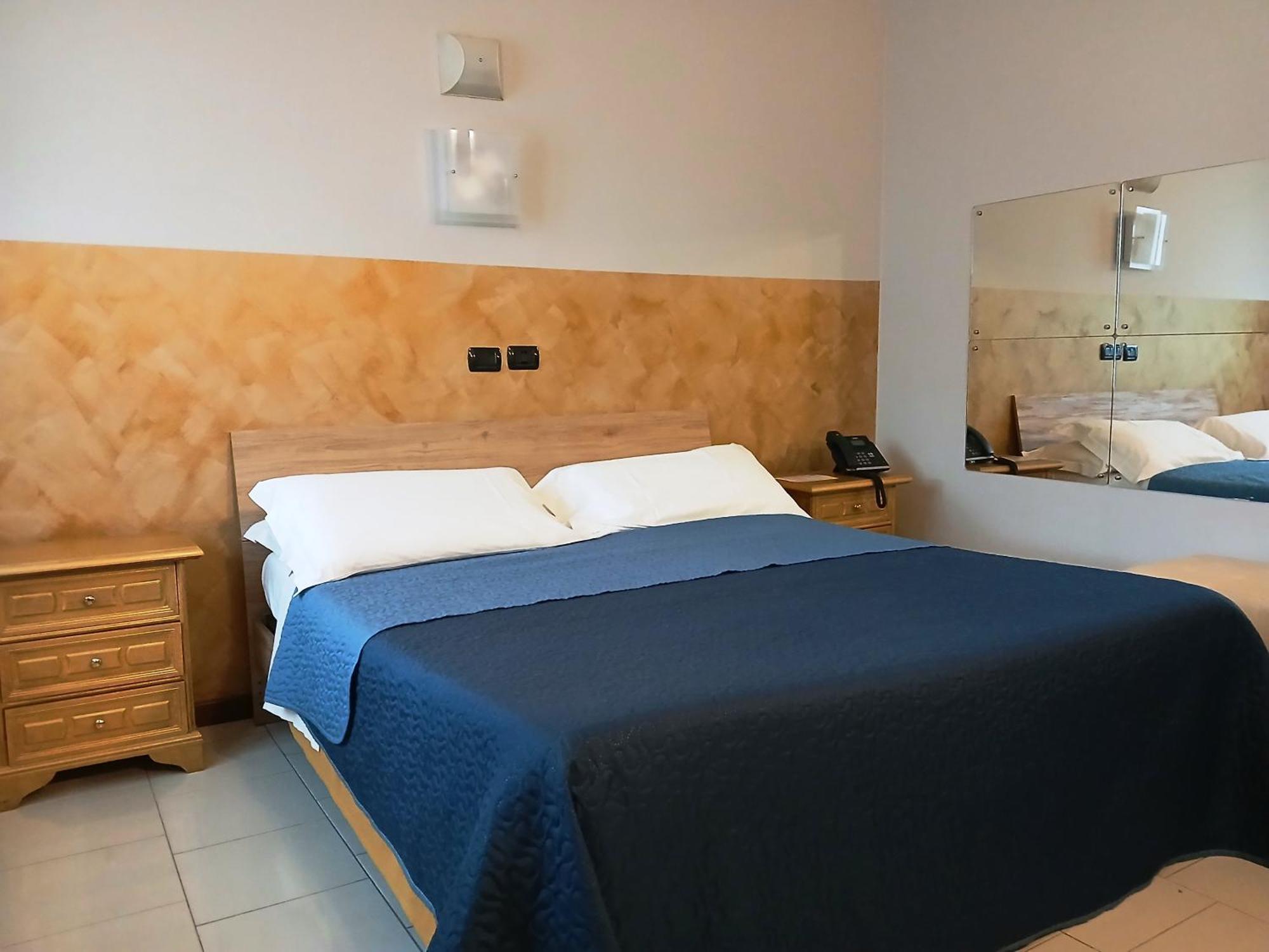 פסקיארה בורומאו Hotel Motel Est מראה חיצוני תמונה